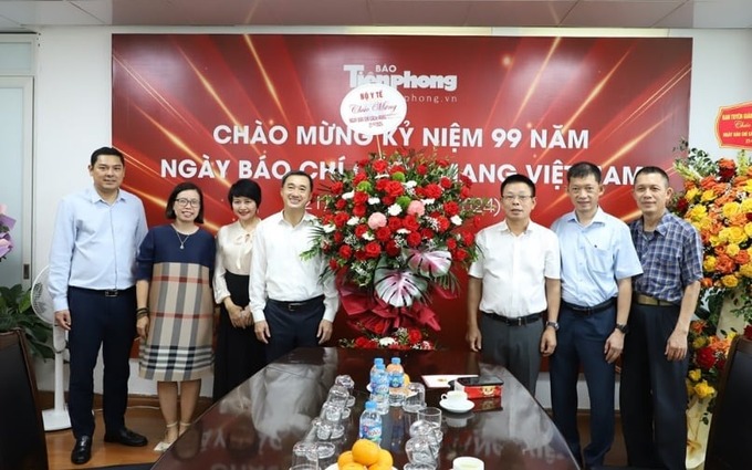 Thứ trưởng Bộ Y tế Trần Văn Thuấn tặng hoa chúc mừng Báo Tiền phong nhân dịp kỷ niệm 99 năm Ngày Báo chí Cách mạng Việt Nam