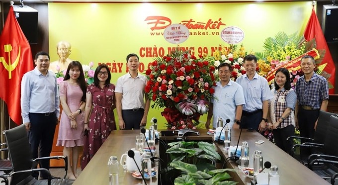 Đoàn Bộ Y tế tặng hoa chức mừng Báo Đại Đoàn Kết nhân dịp kỷ niệm 99 năm Ngày Báo chí Cách mạng Việt Nam