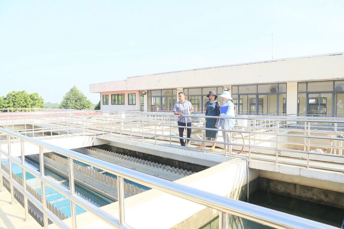 Đoàn kiểm tra tiến hành kiểm tra nước tại trạm bơm nước Ea Na thuộc chi nhánh của trạm cấp nước Buôn Ma Thuột.