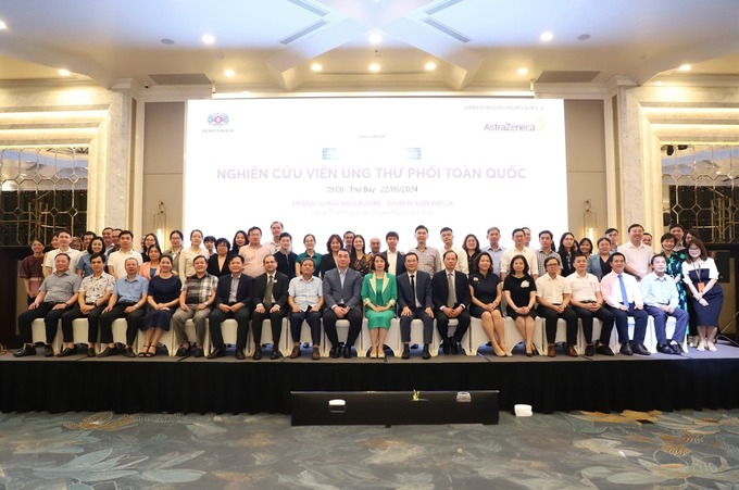 PGS.TS Nguyễn Thị Liên Hương - Thứ trưởng Bộ Y tế cùng các đại biểu chụp ảnh kỷ niệm tại hội nghị
