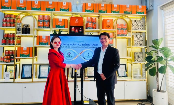 Bà Chu Loan - Trưởng BTC cuộc thi ‘Hoa hậu Thẩm mỹ Việt Nam” 2024 (trái) ký kết cùng Ông Trần Văn Thắng - TGĐ Công ty CP Đông trùng hạ thảo Bio - Hope (phải)