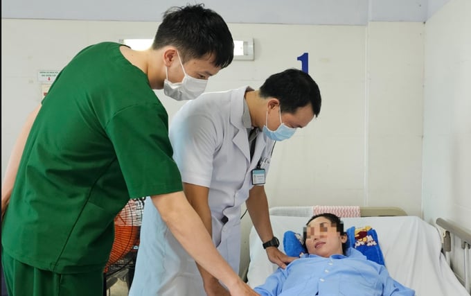 Bác sĩ Bệnh viện huyện Bình Chánh kiểm tra sức khỏe bệnh nhân sau phẫu thuật dị dạng đường mật hiếm gặp (Ảnh: TN)