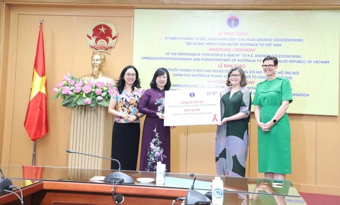 Lễ bàn giao thuốc ARV cho Bộ Y tế Việt Nam từ Chính phủ Australia trong hợp tác với WHO