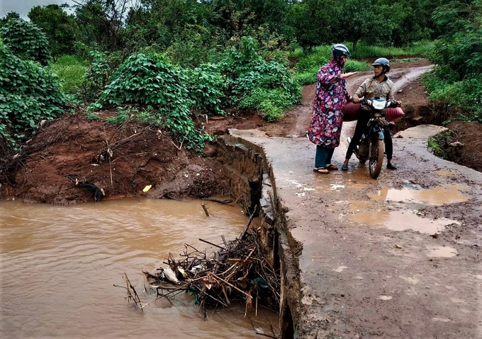 Lực lượng chức năng Ia Pa tuyên truyền, nhắc nhở người dân hạn chế đi qua các điểm xung yếu, thường xuyên xảy ra nguy hiểm trong mùa mưa bão