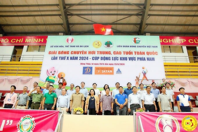 Ông Phạm Đình Vương - Uỷ viên Ban thường vụ, Trưởng Văn phòng đại diện Trung ương Hội Giáo dục chăm sóc sức khoẻ cộng đồng Việt Nam cùng các đại biểu tại lễ khai mạc giải
