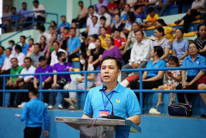Chủ tịch Công đoàn Viên chức tỉnh Bình Thuận Trần Ngọc Phúc phát biểu khai mạc hội thao