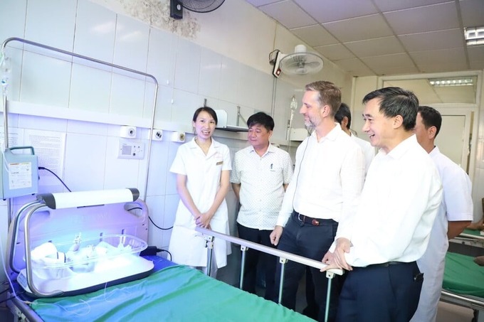 Thứ trưởng Bộ Y tế Trần Văn Thuấn thăm bệnh nhi tại tại Bệnh viện Đa khoa tỉnh Lai Châu