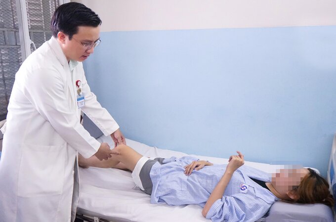 Bác sĩ thăm khám tình trạng đau khớp của bệnh nhân P. (Ảnh: BVCC)