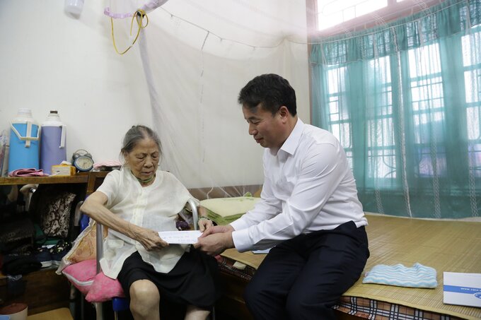 Tổng Giám đốc BHXH Việt Nam – Nguyễn Thế Mạnh thăm hỏi, trao lương hưu tại nhà cho bà Lương Thị Hai, 91 tuổi, phường Yết Kiêu, quận Hà Đông, TP. Hà Nội