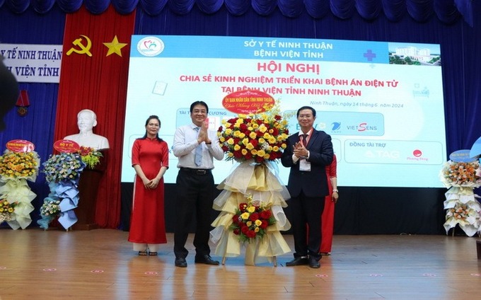 Ông Nguyễn Long Biên - Phó Chủ tịch UBND tỉnh tặng hoa chúc mừng bệnh viện tỉnh