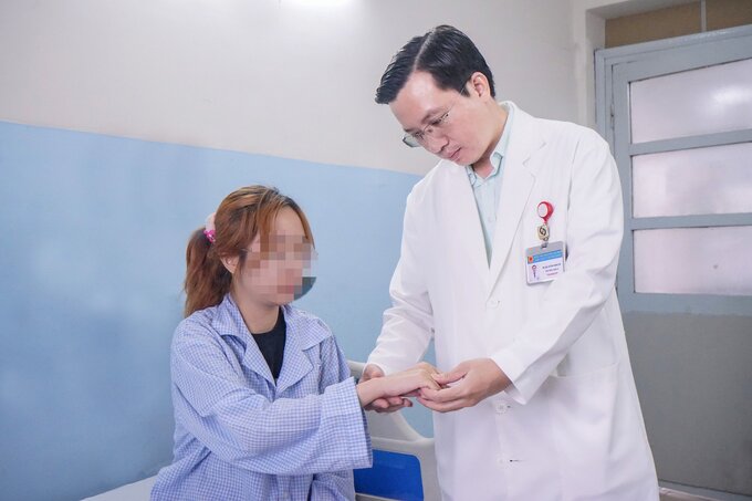 Bác sĩ kiểm tra cho bệnh nhân P. sau khi điều trị lupus ban đỏ hệ thống (Ảnh: BVCC)