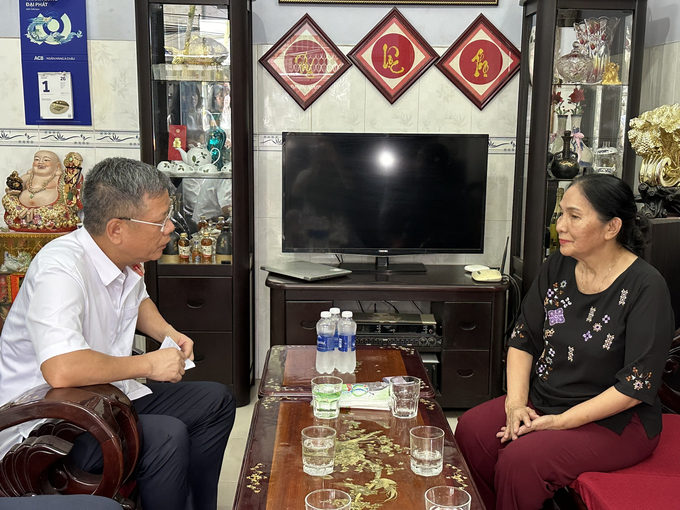 Phó Tổng Giám đốc BHXH Việt Nam - Trần Đình Liệu thăm hỏi bà Huỳnh Nữ Tuyết, tại phường Tân Thuận Tây, quận 7, TP. HCM