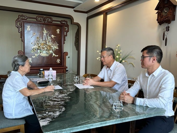 Phó Tổng Giám đốc BHXH Việt Nam - Trần Đình Liệu thăm hỏi bà Trịnh Thị Mai, tại phường Tân Phú, quận 7, TP. HCM