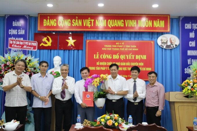Thứ trưởng Bộ Y tế Đỗ Xuân Tuyên trao quyết định bổ nhiệm cho BS.CKI Trịnh Văn Phong