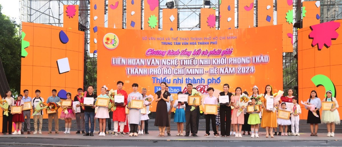 Bà Lê Thị Tâm - Phó Giám đốc Trung tâm Văn hóa TP. Hồ Chí Minh trao giải 5 Nhì cho các đơn vị