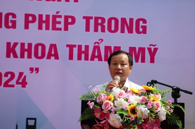Ông Lê Hồng Tây, Trưởng phòng Y tế quận 10 phát biểu tại buổi lễ