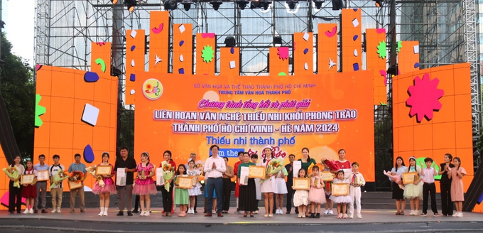Nhạc sĩ Nguyễn Quang Vinh, Chủ tịch Hội Âm nhạc TP. Hồ Chí Minh trao 5 giải Ba cho các đơn vị