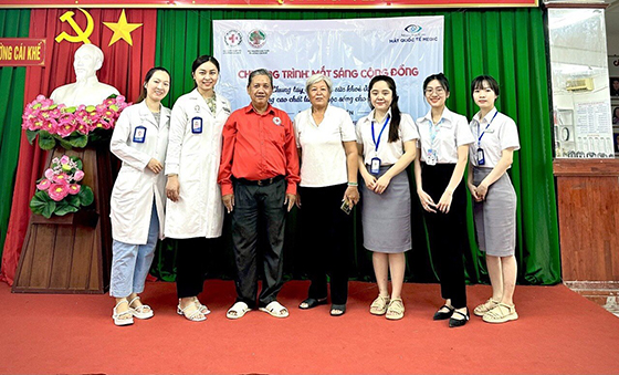Trạm Y tế phường Cái Khế phối hợp với Hội Chữ thập đỏ, Hội người cao tuổi của phường Cái Khế và Trung tâm mắt quốc tế Bệnh viện Đa khoa Hòa Hảo - Medic Cần Thơ tổ chức khám bệnh miễn phí