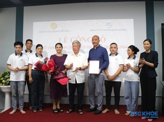 Ông Nguyễn Hồng Quân, Chủ tịch Hội GDCSSKCĐ Việt Nam trao Quyết định thành lập Chi hội Giáo dục chăm sóc sức khỏe cộng đồng GBLIFE GLOBAL