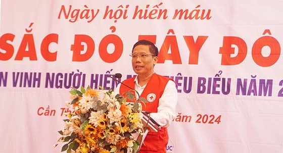 Ông Nguyễn Thực Hiện - Phó Chủ tịch UBND thành phố, Trưởng Ban Chỉ đạo Vận động hiến máu tình nguyện TP Cần Thơ phát biểu tại lễ Tôn vinh người hiến máu tiêu biểu năm 2024