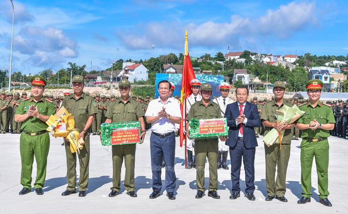 Phó Bí thư Tỉnh ủy, Chủ tịch UBND tỉnh Hồ Văn Mười và các đồng chí lãnh đạo tặng hoa chúc mừng lực lượng tham gia bảo vệ ANTT ở cơ sở
