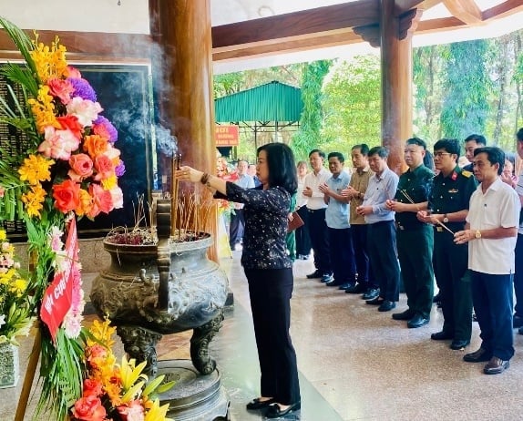 Bộ trưởng Bộ Y tế Đào Hồng Lan dâng hương tưởng niệm các Anh hùng, Liệt sĩ tại Hà Tĩnh