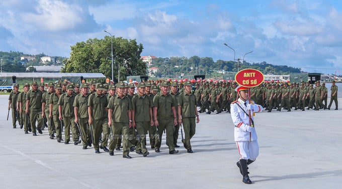 Cán bộ, chiến sĩ Công an, lực lượng tham gia bảo vệ ANTT cơ sở và người dân trên địa bàn đã tham gia diễu hành