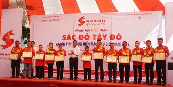 Ông Nguyễn Thực Hiện - Phó Chủ tịch UBND thành phố tặng bằng khen cho các cá nhân có thành tích tiêu biểu tham gia hiến máu tình nguyện