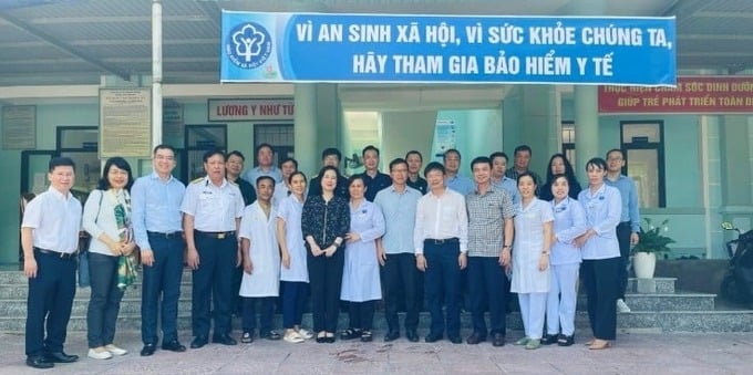 Bộ trưởng Bộ Y tế Đào Hồng Lan - Thứ trưởng Bộ Y tế Đỗ Xuân Tuyên và đoàn công tác cũng đã vào thăm và tặng quà, động viên các cán bộ y tế đang làm việc tại trạm y tế xã Quảng Đông, huyện Quảng Trạch, tỉnh Quảng Bình
