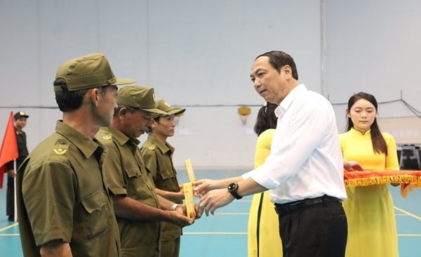 Ông Lâm Minh Thành - Phó Bí thư Tỉnh ủy, Chủ tịch UBND tỉnh tặng quà các tổ bảo vệ an ninh, trật tự ở cơ sở trên địa bàn TP. Rạch Giá
