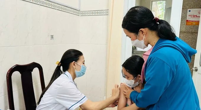 Một em bé bị chó cắn được mẹ đưa đi tiêm vaccine phòng bệnh dại tại Trung tâm Kiểm soát bệnh tật tỉnh (Ảnh: Báo Đồng Nai)