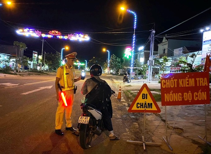 Cảnh sát giao thông kiểm tra nồng độ người tham gia giao thông