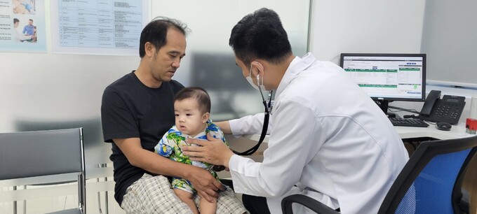 Khách hàng tiêm vaccine 6 trong 1 tại VNVC