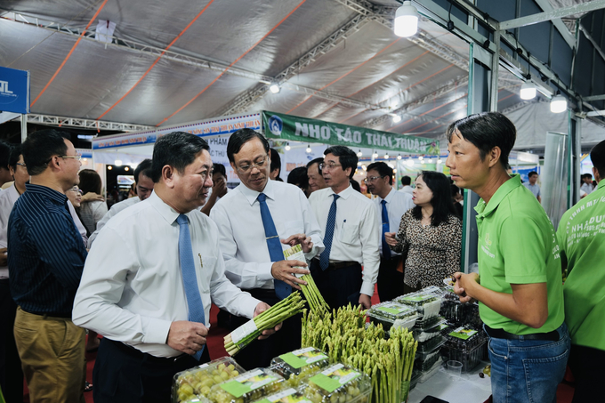 Lãnh đạo tỉnh Ninh Thuận thăm quan các gian hàng tại Ngày Văn hóa, Du lịch Ninh Thuận tại Đà Nẵng năm 2024 (Ảnh: Xuân)