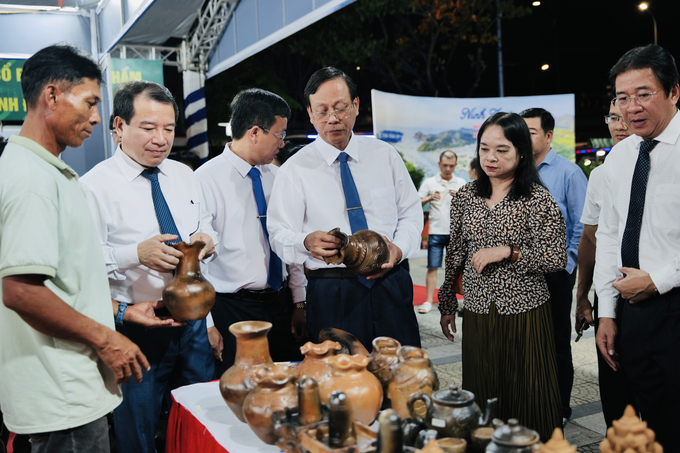 15 gian hàng trưng bày, giới thiệu, quảng bá các sản phẩm OCOP, sản phẩm đặc thù, sản phẩm công nghiệp nông thôn tiêu biểu tại Ngày Văn hoá, Du lịch Ninh Thuận tại Đà Nẵng năm 2024 (Ảnh: Xuân)