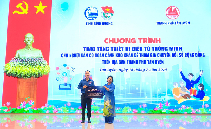 Trao tặng công trình “Sim di động miễn phí cho người dân tham gia chuyển đổi số” gồm 379 sim điện thoại và 1 tháng truy cập Internet miễn phí