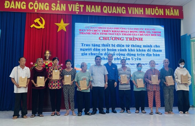 Ông Trần Thiện Lộc - Bí Thư Thành Đoàn Tân Uyên, ông Nguyễn Lê Hữu Bảo - Bí thư Đảng uỷ phường Tân Phước Khánh trao tặng thiết bị điện tử thông minh tại phường Tân Phước Khánh