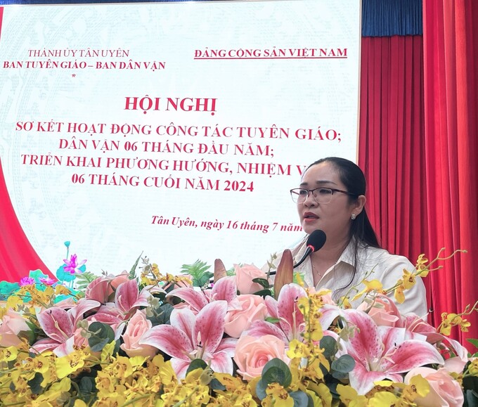 Bà  Nguyễn Thị Kim Liên - Uỷ viên Thường vụ, Trưởng Ban Tuyên giáo Thành uỷ, Giám đốc Trung tâm Chính trị thành phố phát biểu tại hội nghị