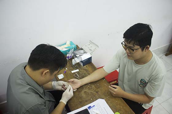 Người tham gia được thực hiện test nhanh HIV tại buổi truyền thông