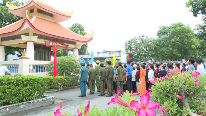 Đoàn dâng hương, đặt vòng hoa và dành một phút mặc niệm tại Đài tưởng niệm Liệt sĩ phường Tân An