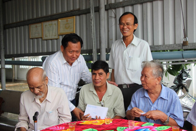 Phó Chủ tịch UBND tỉnh - Huỳnh Văn Sơn thăm hỏi, tặng quà cho thương binh nặng tại xã Nhị Thành, huyện Thủ Thừa