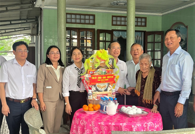 Đoàn công tác tỉnh do ông Võ Văn Bá, Ủy viên Thường vụ, Trưởng Ban Nội chính Tỉnh ủy làm trưởng đoàn, đã đến thăm, tặng quà các gia đình chính sách, người có công với cách mạng tại huyện Bắc Tân Uyên