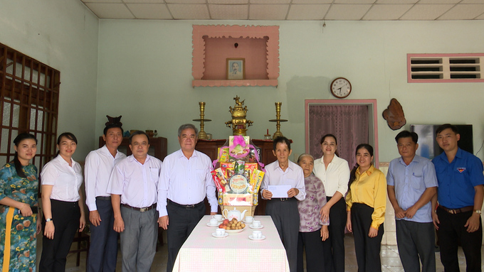 Đoàn lãnh đạo thành phố do ông Đoàn Hồng Tươi - Chủ tịch UBND thành phố làm trưởng đoàn đã đến thăm và tặng quà cho gia đình chính sách tại phường Thái Hòa