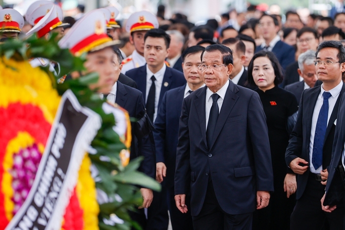 Đoàn Vương quốc Campuchia do Chủ tịch Đảng Nhân dân Campuchia, Chủ tịch Thượng viện Campuchia Hun Sen làm Trưởng đoàn, viếng Tổng Bí thư Nguyễn Phú Trọng