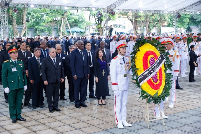 Đoàn Cộng hòa Cuba do Ủy viên Bộ Chính trị, Chủ tịch Quốc hội chính quyền nhân dân Cuba Esteban Lazo Hernandez làm trưởng đoàn vào viếng đồng chí Tổng Bí thư Nguyễn Phú Trọng