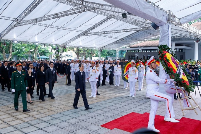 Đoàn Đại Hàn Dân Quốc do ngài Han Duck-soo, Thủ tướng Hàn Quốc, Đặc phái viên của Tổng thống Hàn Quốc làm trưởng đoàn vào viếng Tổng Bí thư Nguyễn Phú Trọng