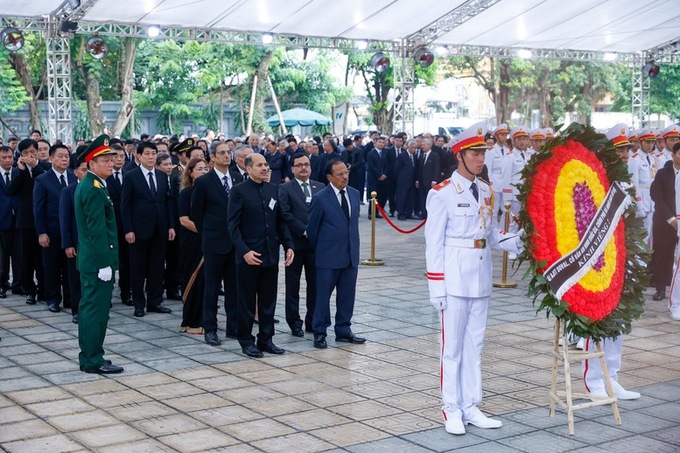 Đoàn Cộng hòa Ấn Độ do Ngài Ajit Doval, Cố vấn An ninh quốc gia của Thủ tướng Cộng hòa Ấn Độ làm trưởng đoàn vào viếng đồng chí Nguyễn Phú Trọng