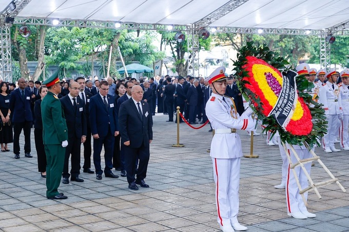 Đoàn Cộng hòa Algeria Dân chủ và nhân dân do Ngài Laid Rebiga, Bộ trưởng Bộ Cựu chiến binh và người có công Cộng hòa Algeria Dân chủ và nhân dân làm trưởng đoàn vào viếng