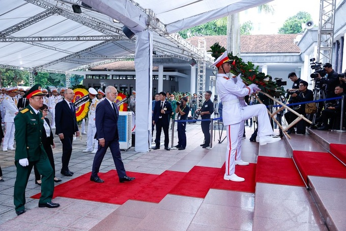 Đoàn Liên bang Thụy Sĩ do Quốc vụ khanh phụ trách ngoại giao Bộ Ngoại giao Liên bang Thụy Sĩ Alexandre Fasel làm trưởng đoàn vào kính viếng đồng chí Tổng Bí thư Nguyễn Phú Trọng