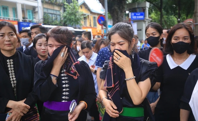 Nhiều người đến viếng Tổng Bí thư Nguyễn Phú Trọng không kìm được cảm xúc